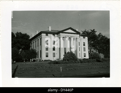 Questa fotografia panoramica del 1914 circa mostra il centro di Jackson, Mississippi, con il paesaggio urbano dei primi anni del XX secolo. L'immagine riflette l'architettura, le strade e la vita cittadina durante questo periodo di crescita e sviluppo. Foto Stock