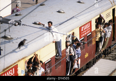 India Mumbai 6 miliardi di pendolari in viaggio i treni locali della stazione ferroviaria occidentale tra il centro città e il quotidiano suburbans Foto Stock