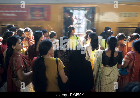 India Mumbai 6 miliardi di pendolari in viaggio i treni locali della stazione ferroviaria occidentale tra il centro città e suburbans giornaliero, donne attendere per donna speciale Pullman Foto Stock