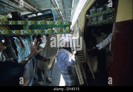 India Mumbai, 6 miliardo che viaggia in treni locali della ferrovia occidentale tra il centro della città e i suburban ogni giorno, Dhaba wallah portatore trasporto pranzo scatole Dhaba pranzo dalla cucina casalinga all'ufficio del marito Foto Stock