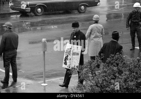 Questa immagine panoramica mostra il centro di Jackson, Mississippi, intorno al 1914. La vista cattura l'architettura, le strade e il paesaggio della città durante i primi anni del XX secolo, mostrando elementi storici della vita urbana di Jackson in quel periodo. Foto Stock