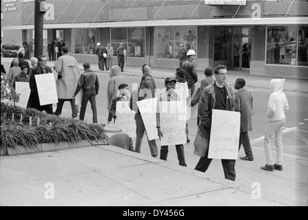 Questa immagine panoramica del 1914 circa mostra il centro di Jackson, Mississippi, raffigurando il primo paesaggio urbano con i suoi edifici, le strade e il traffico, riflettendo la crescita della città durante l'inizio del XX secolo. Foto Stock