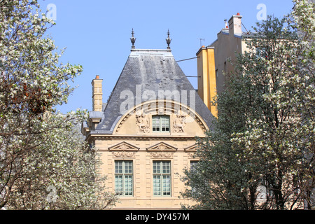 Il vecchio edificio in Parigi in primavera. Foto Stock