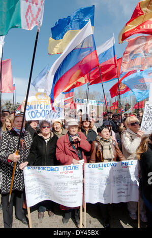 Odessa, Ucraina. 06 Aprile, 2014. Riunione di protesta assemblea popolare Antimaidan - 'campo di Kulikovo'. Questa dimostrazione nel campo Kulikovo, Odessa, Ucraina (l'Ucraina del sud), per un referendum contro il nuovo governo di Kiev contro la nazionale-fascismo. Il principale slogan: "Ci vuole un referendum' 'Libertà Anton Davydchenko" "Odessa è una città russa" "Vogliamo russo la seconda lingua ufficiale" "siamo contro il fascismo" "siamo contro il nazionalismo' Foto Stock