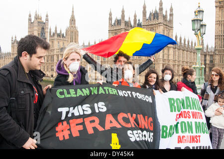 Londra, Regno Unito. 06 apr 2014. Un piccolo gruppo di principalmente Rumena ambientalisti, come parte di una campagna mondiale, proteste sul Westminster Bridge contro fracking a Pungesti, Romania e a Barton Moss, in Inghilterra. Credito: Paolo Davey/Alamy Live News Foto Stock