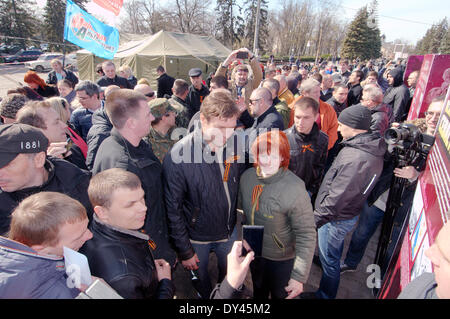 Odessa, Ucraina. 06 Aprile, 2014. Riunione di protesta assemblea popolare Antimaidan - 'campo di Kulikovo'. Questa dimostrazione nel campo Kulikovo, Odessa, Ucraina (l'Ucraina del sud), per un referendum contro il nuovo governo di Kiev contro la nazionale-fascismo. Il principale slogan: "Ci vuole un referendum' 'Libertà Anton Davydchenko" "Odessa è una città russa" "Vogliamo russo la seconda lingua ufficiale" "siamo contro il fascismo" "siamo contro il nazionalismo' Foto Stock