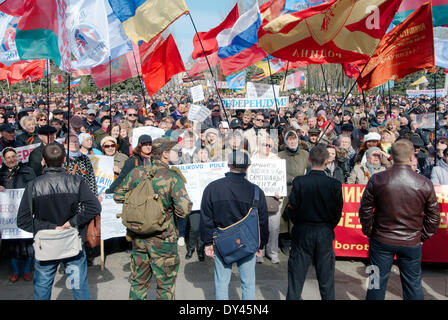 Odessa, Ucraina. 06 Aprile, 2014. Riunione di protesta assemblea popolare Antimaidan - 'campo di Kulikovo'. Questa dimostrazione nel campo Kulikovo, Odessa, Ucraina (l'Ucraina del sud), per un referendum contro il nuovo governo di Kiev contro la nazionale-fascismo. Il principale slogan: "Ci vuole un referendum' 'Libertà Anton Davydchenko" "Odessa è una città russa" "Vogliamo russo la seconda lingua ufficiale" "siamo contro il fascismo" "siamo contro il nazionalismo' Foto Stock