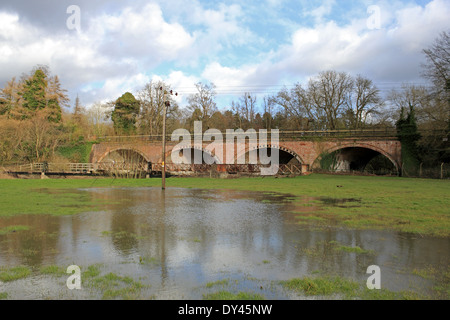 Ponte Ferroviario sul fiume mole a Westhumble vicino a Dorking, Surrey, England, Regno Unito Foto Stock