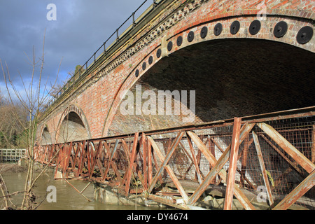 Ponte Ferroviario sul fiume mole a Westhumble vicino a Dorking, Surrey, England, Regno Unito Foto Stock