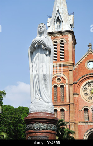 La statua della Vergine Maria la Cattedrale di Saigon Ho Chi Minh City Vietnam Foto Stock