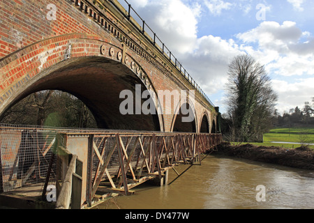 Ponte Ferroviario sul fiume mole a Westhumble vicino a Dorking, Surrey, England, Regno Unito Foto Stock