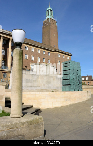 Memoriale di guerra e giardini di fronte Norwich City Hall. A destra è 'Breath', una scultura in bronzo di artista Paul de Monchaux Foto Stock