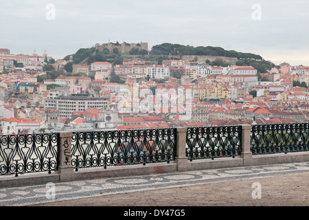 Vista sui tetti di Lisbona, Portogallo dal Jardim de São Pedro de Alcântara verso il Castello di São Jorge. Foto Stock