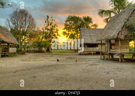 Autentico villaggio nella foresta amazzonica vicino a Iquitos, Perù Foto Stock