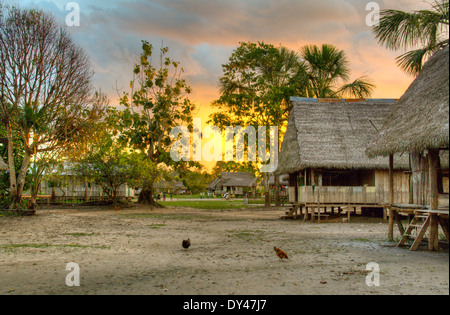 Autentico villaggio nella foresta amazzonica vicino a Iquitos, Perù Foto Stock