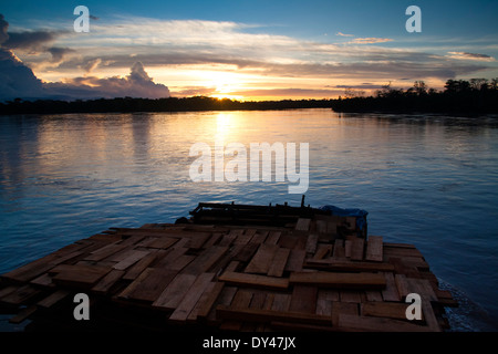 Alba sul fiume Rio delle Amazzoni nei pressi di Iquitos, Perù Foto Stock