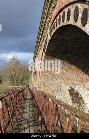 Ponte Ferroviario sul fiume mole a Westhumble vicino a Dorking, Surrey, England, Regno Unito Foto Stock