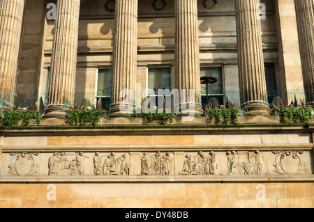 Dettaglio che mostra i rilievi scolpiti su un edificio che fu una volta usato come tribunali, Wilson Street, Glasgow, Scozia Foto Stock