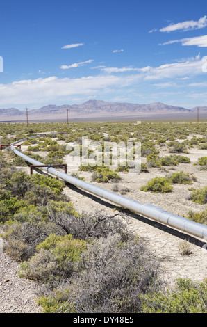 Piccolo oleodotto in un campo di bene nel Nevada Foto Stock