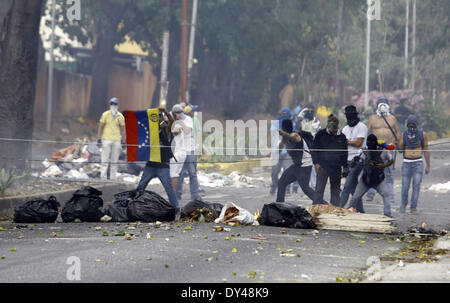 Valencia, Carabobo, Venezuela. 5 apr, 2014. I manifestanti mostrano Venezuela bandiera durante un governo anti-protesta che è stata soppressa dalla Polizia di Stato a Valencia, Venezeula. Credito: Juan Carlos Hernandez/ZUMAPRESS.com/Alamy Live News Foto Stock