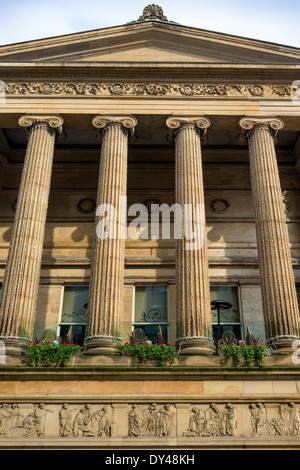 Dettaglio che mostra i rilievi scolpiti su un edificio che fu una volta usato come tribunali, Wilson Street, Glasgow, Scozia Foto Stock