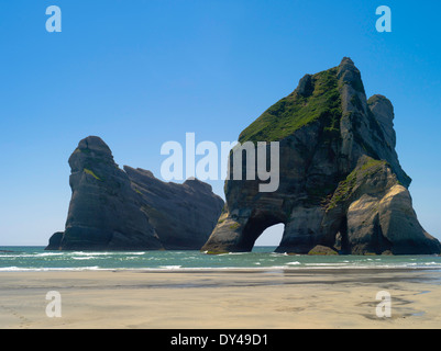 Archway isole, sulla costa nord dell'Isola Sud della Nuova Zelanda, vicino Puponga. Foto Stock