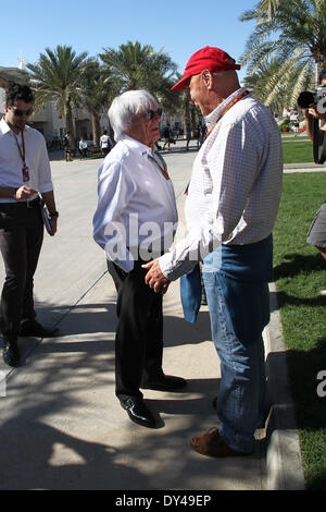 Bernie Ecclestone (GBR) Presidente e CEO di Formula One Management e Niki Lauda (AUT) Mercedes AMG F1 Presidente non esecutivo - Formula1 nel Campionato del Mondo 2014 - Rd03, Bahrain Grand Prix al Bahrain International Circuit, Sakhir, Bahrein, domenica 6 aprile 2014 Foto Stock