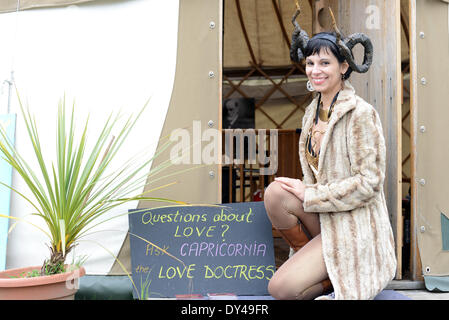 Londra, Regno Unito. 06 apr 2014. Capricornia l amore Doctress presso la città di Spitalfields Farm a Londra. Credito: Vedere Li/Alamy Live News Foto Stock