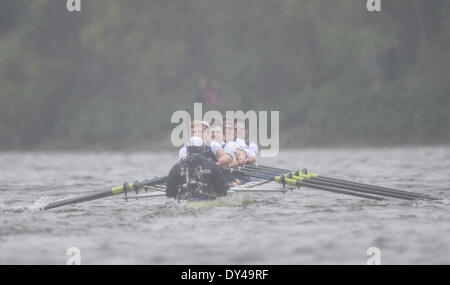 Londra, Regno Unito. 06 apr 2014. La Oxford & Università di Cambridge Boat Race. Credito: Duncan Grove/Alamy Live News Foto Stock