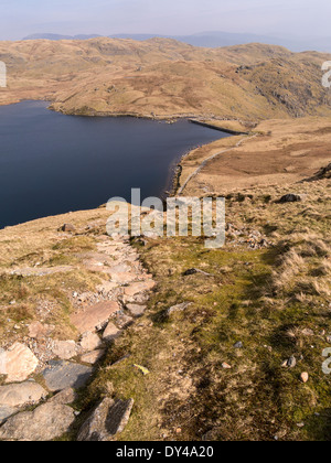 Sentiero che conduce al Stickle Tarn da Harrison Stickle, Langdale Pikes, grande Langdale, Lake District, Cumbria, England, Regno Unito Foto Stock