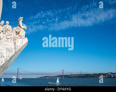 Fiume Tago e il Monumento delle Scoperte Foto Stock