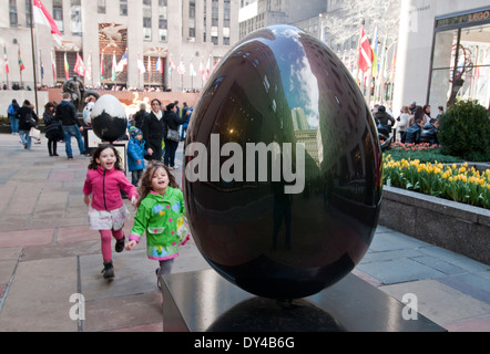 New York, NY - Aprile 5, 1214: un uovo di Faberge, creato dall'artista Eric Cahan, viene visualizzato al Centro Rockefeller come parte di Faberge uovo grande caccia durante aprile 1-17 (uovo #79). Questo uovo è uno dei circa 275 creato da famosi designer e visualizzata in tutta la città di New York. Il pubblico è incoraggiato a individuare le uova con uno smartphone app per avere la possibilità di vincere dei premi. Proventi della vendita di uova e di altre merci vai alla carità. Foto Stock