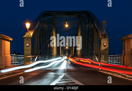 Strisce di luce delle vetture durante la notte il traffico sul ponte di collegamento tra due paesi, Slovacchia e Hungaria Foto Stock