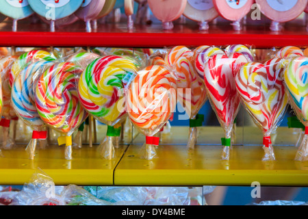 Colorato avvolto candy lollipop su un mercato Foto Stock
