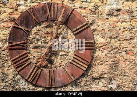 Un arrugginito vecchio orologio su un muro di pietra a Zagabria in Croazia Foto Stock