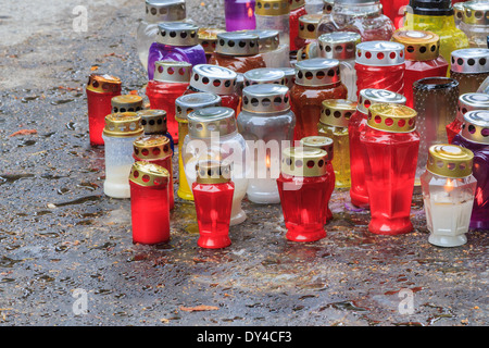 Un set di candele funebri su un cimitero chiamato Mirogoj a Zagabria in Croazia Foto Stock