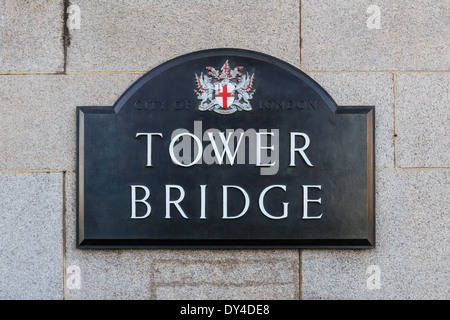 Una etichetta del Tower Bridge nella città di Londra Foto Stock