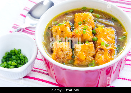 Zuppa di cipolle alla francese con crostini e fuso il formaggio cheddar Foto Stock