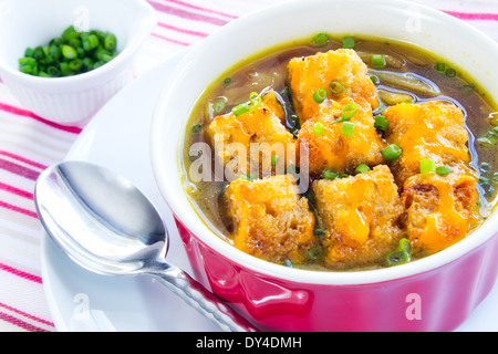 Zuppa di cipolle alla francese con crostini e fuso il formaggio cheddar Foto Stock