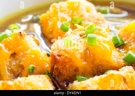 Zuppa di cipolle alla francese con crostini e fuso il formaggio cheddar Foto Stock