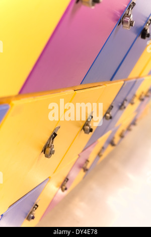 Scuola colorati armadietti in giallo, blu e viola Foto Stock