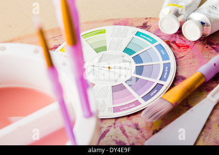 Ruota dei colori e altri accessori di Pittura e Materiali di consumo Foto Stock