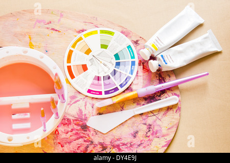 Ruota dei colori e altri accessori di Pittura e Materiali di consumo Foto Stock