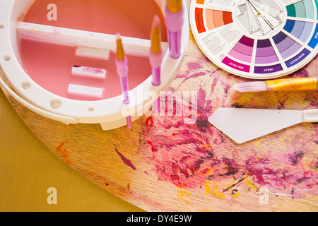 Ruota dei colori e altri accessori di Pittura e Materiali di consumo Foto Stock