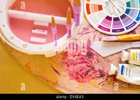 Ruota dei colori e altri accessori di Pittura e Materiali di consumo Foto Stock