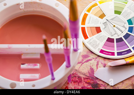 Ruota dei colori e altri accessori di Pittura e Materiali di consumo Foto Stock