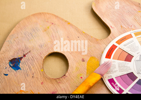 Ruota dei colori e altri accessori di Pittura e Materiali di consumo Foto Stock