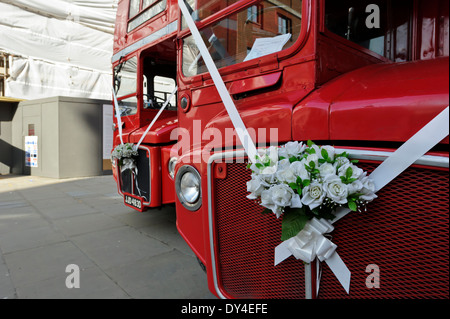Due iconico autobus rossi ingaggiato per matrimonio parcheggiata fuori dalla cattedrale di St Paul, Londra, Inghilterra. Foto Stock