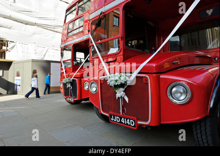 Due iconico autobus rossi ingaggiato per matrimonio parcheggiata fuori dalla cattedrale di St Paul, Londra, Inghilterra. Foto Stock