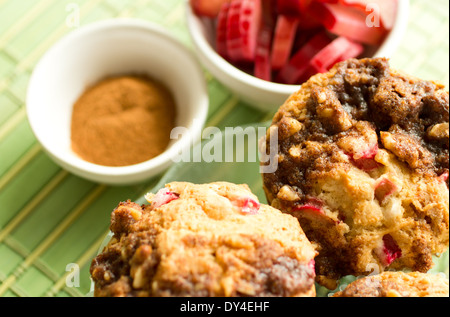 Senza glutine e rabarbaro muffin con cannella e zucchero topping Foto Stock